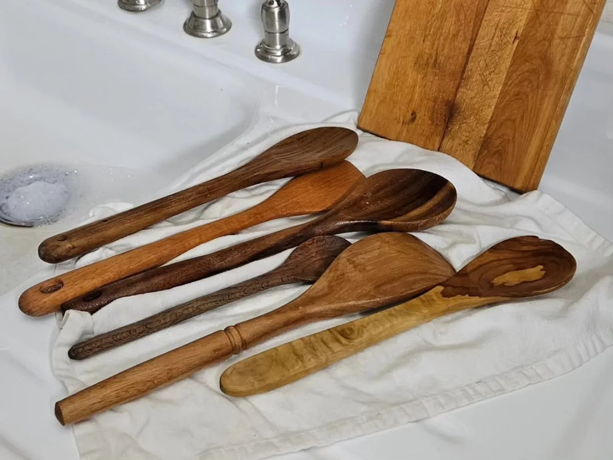 Sendok dan spatula kayu serta talenan kayu di dekat wastafel dapur setelah dicuci dan dikeringkan