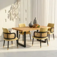 Meja makan minimalis 4 kursi berbahan kayu dengan kombinasi kursi rotan modern di ruang makan bernuansa terang dan elegan.