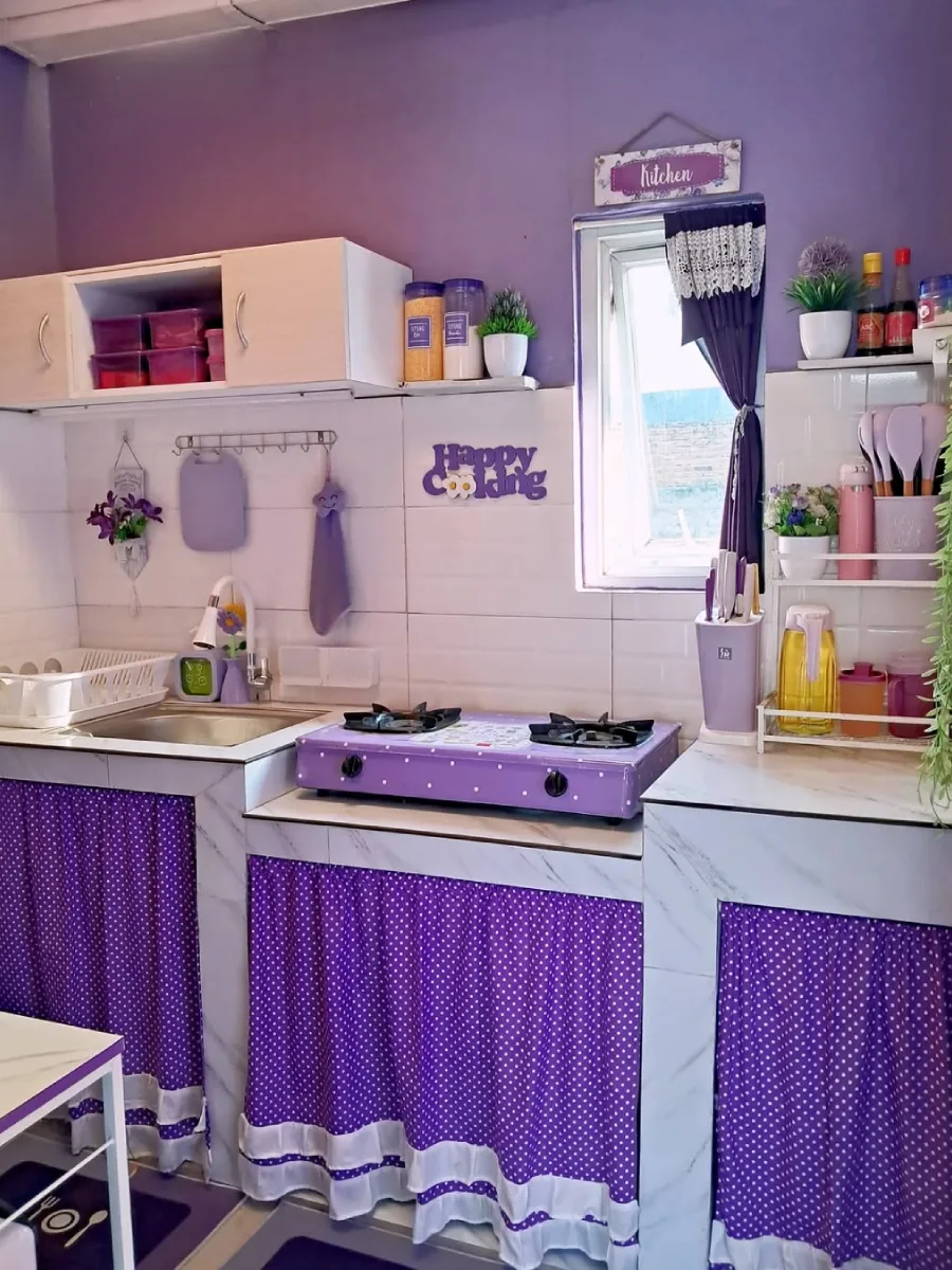 Desain dapur minimalis warna ungu wisteria dengan kompor gas ungu dan tirai kolong dapur motif polkadot yang rapi.