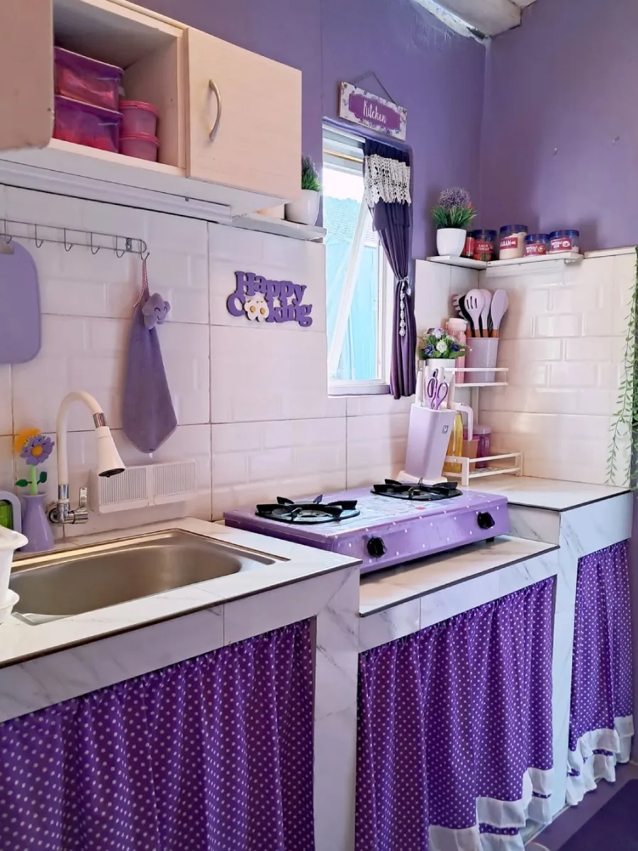 Sudut dapur cantik nuansa ungu dengan keramik dinding model bata putih dan dekorasi tulisan happy cooking.