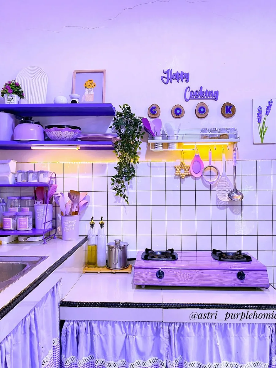 Dekorasi dapur estetik dengan lampu LED strip hangat, rak ambalan dinding warna ungu amethyst, dan keramik dinding kotak-kotak (grid tiles).