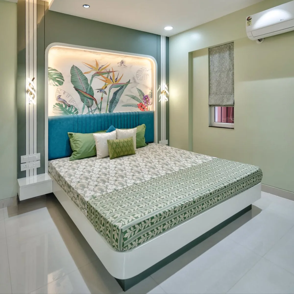 Kamar tidur segar dengan mural tanaman tropis berwarna-warni, headboard biru teal yang empuk, dan tempat tidur dengan sprei motif hijau putih yang nyaman.