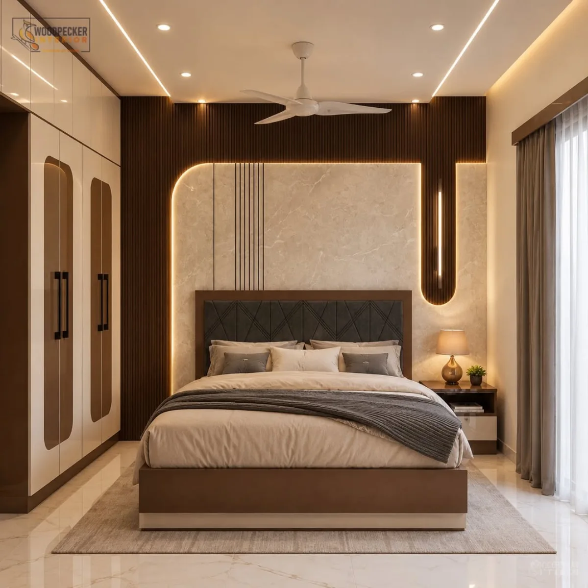 Interior kamar tidur kontemporer dengan panel dinding kayu cokelat tua dan aksen marmer krem yang diterangi lampu LED tersembunyi, menciptakan suasana hangat dan elegan.