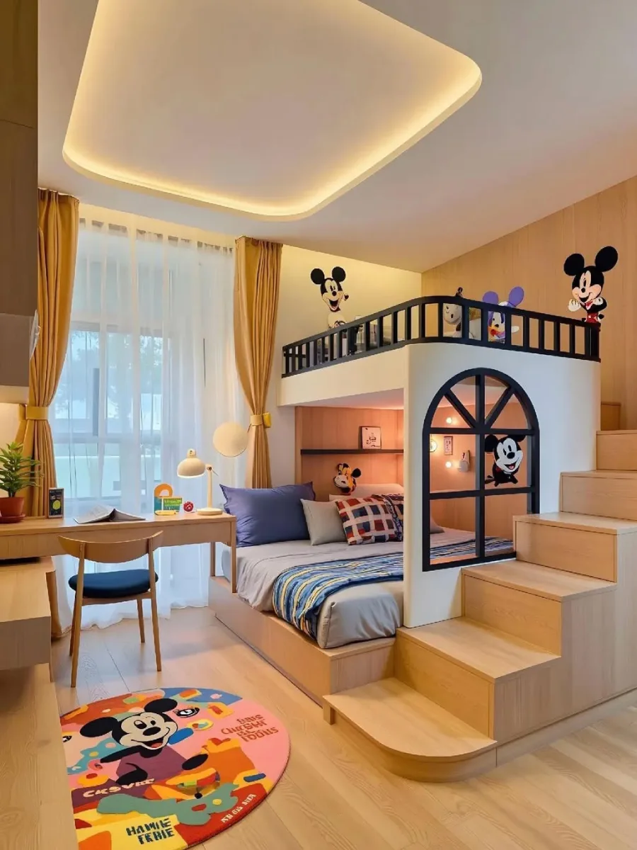 Kamar tidur anak yang hangat dengan tempat tidur susun bergaya pondok yang unik, balkon atas dengan jendela lengkung, tangga kayu, meja belajar, tirai kuning cerah, dan karpet bundar Mickey Mouse berwarna-warni.