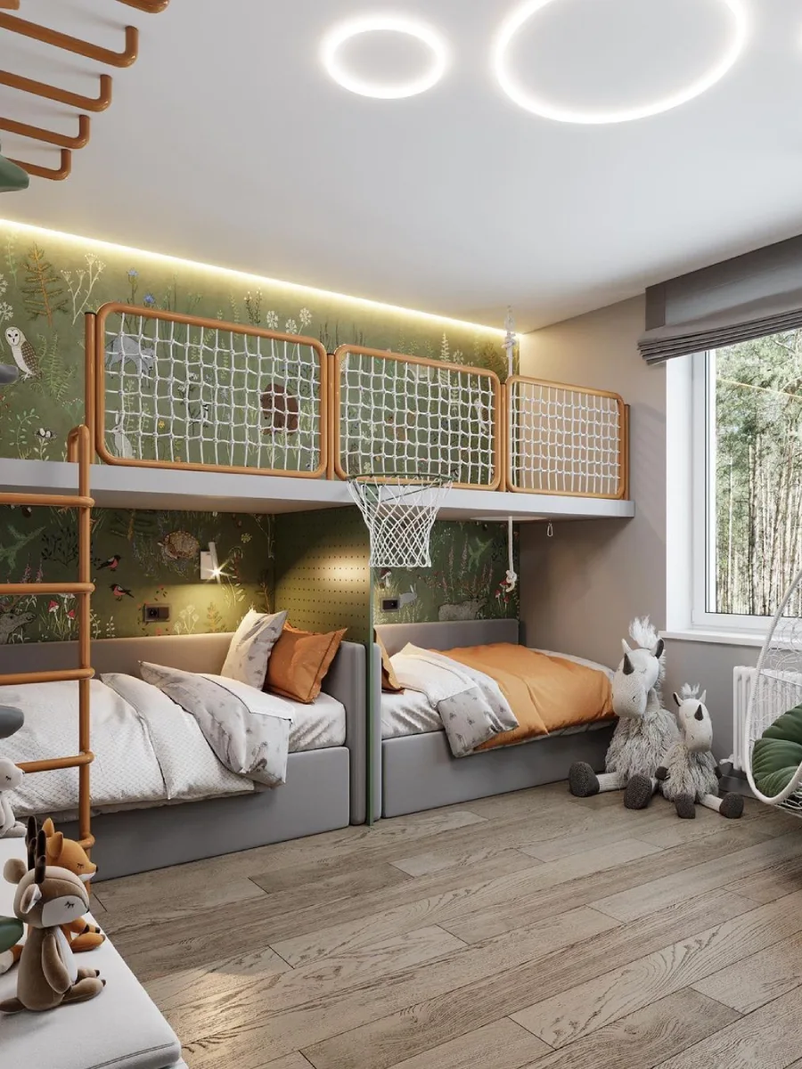 kamar tidur anak kembar bergaya modern yang kreatif, menampilkan platform bermain jaring di atas area tempat tidur. Terdapat dua tempat tidur terpisah di bawahnya, jaring bola basket di tengah, wallpaper bertema hutan dengan hewan, tangga kayu gantung, dan boneka binatang besar di lantai kayu.