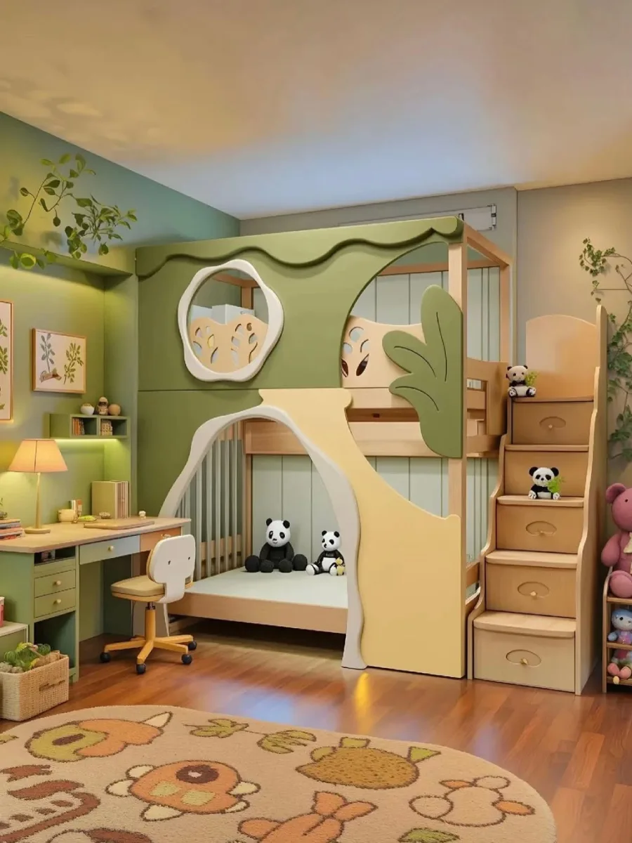kamar tidur anak bertema hutan dengan tempat tidur tingkat yang dirancang agar terlihat seperti struktur pohon atau dedaunan. Bingkai tempat tidur terbuat dari kayu alami dengan panel hijau melengkung dan cut-out berbentuk daun dan lingkaran. Tangga laci kayu di sebelah kanan dihiasi boneka panda. Meja belajar hijau di sebelah kiri dikelilingi tanaman gantung dan dekorasi dinding. Lantai dilapisi karpet bundar bermotif daun.
