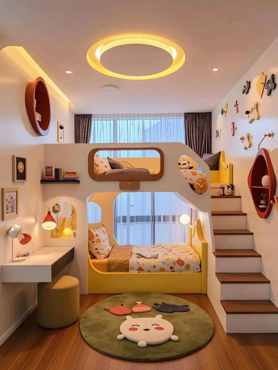 kamar anak modern yang didesain secara khusus dengan tempat tidur tingkat putih yang terintegrasi ke dalam dinding. Struktur tempat tidur memiliki cut-out melengkung, dengan bantal bermotif buah di tempat tidur bawah dan mainan di atas. Tangga laci kayu di sebelah kanan. Meja belajar built-in dengan cermin melengkung dan lampu meja merah di sebelah kiri. Dinding putih dengan dekorasi dan langit-langit dengan lampu melingkar.