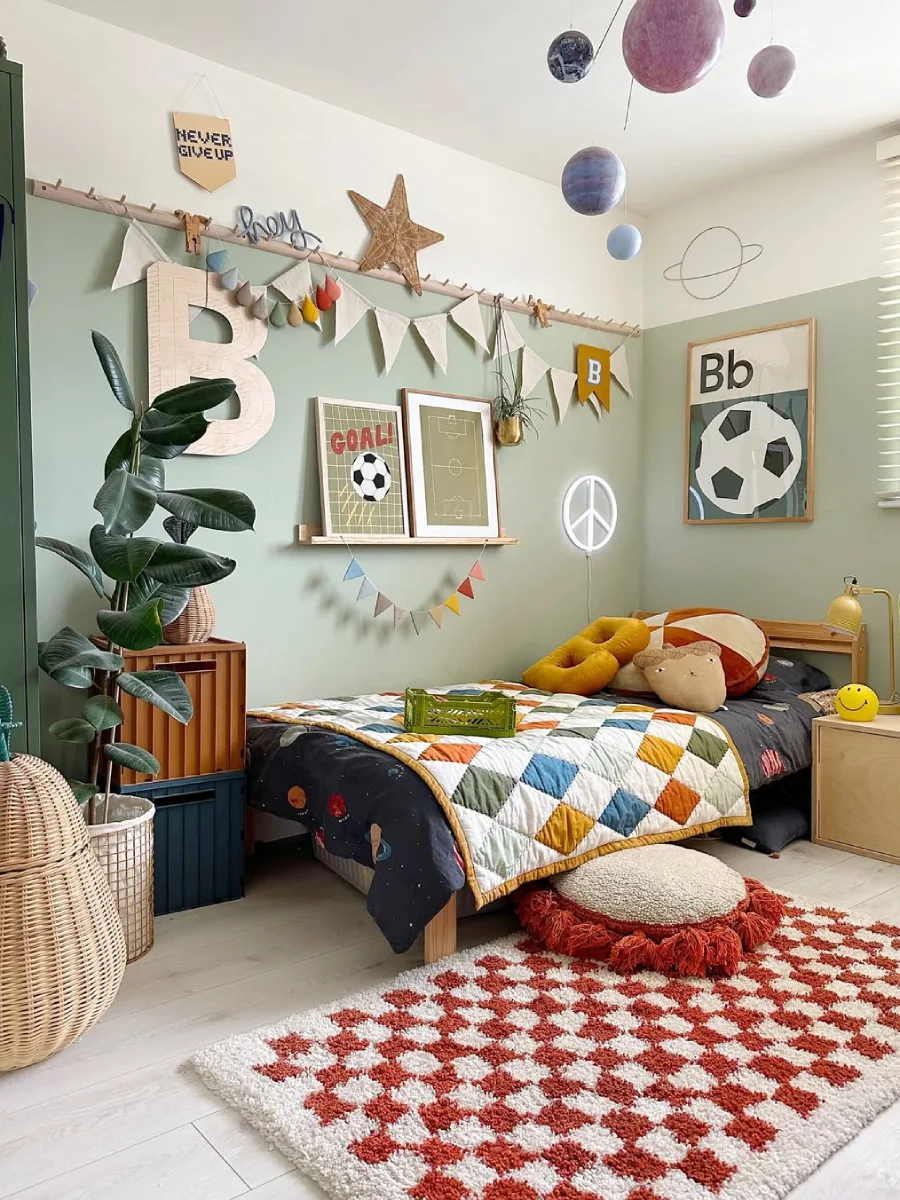 Kamar anak laki-laki minimalis dengan tempat tidur kayu dan warna netral.