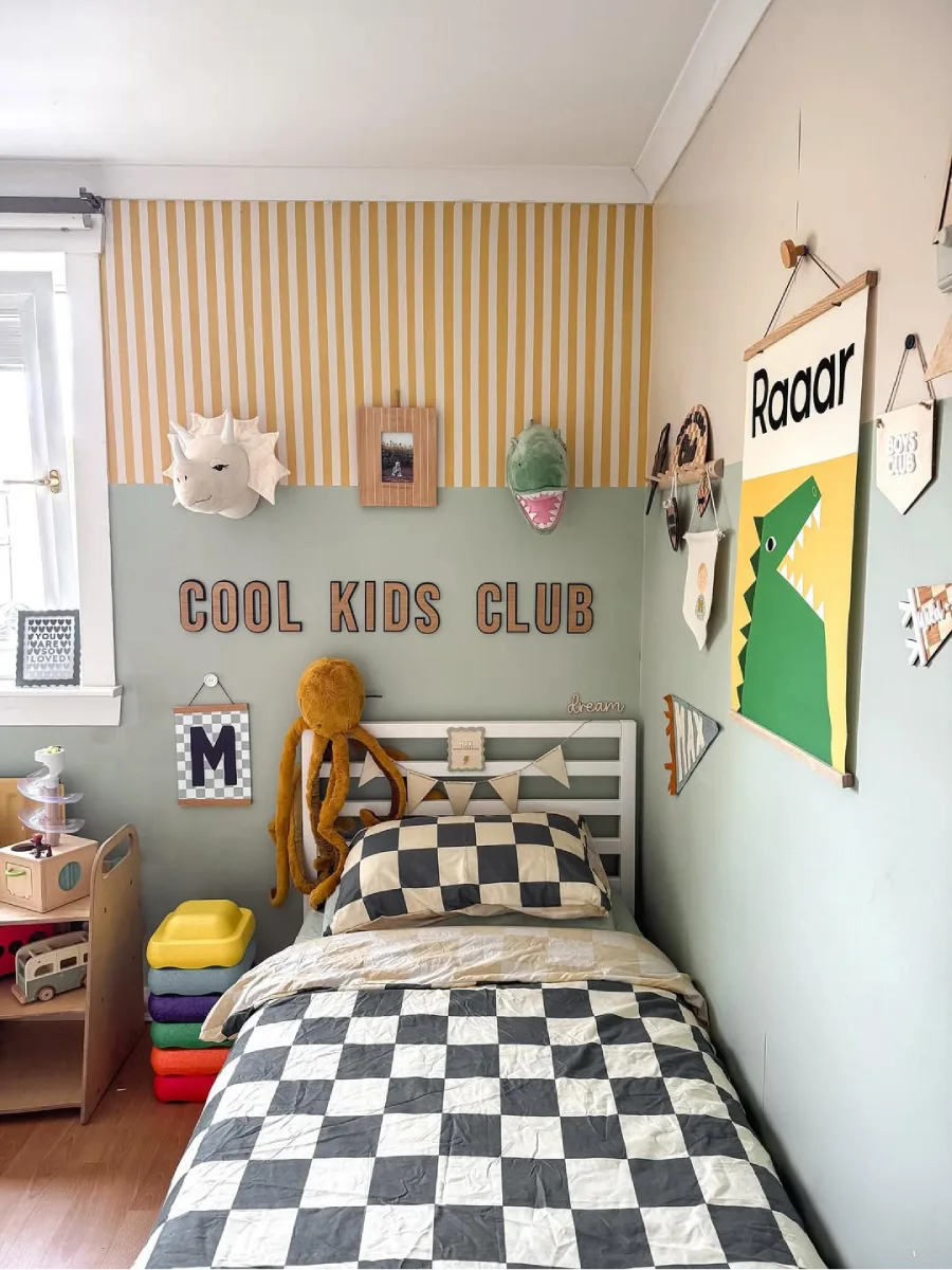 Kamar anak laki-laki bergaya modern dengan furnitur kayu alami.