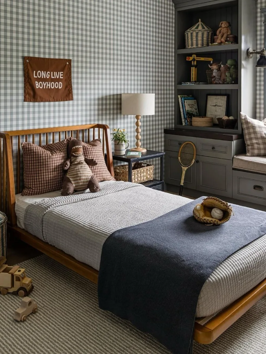 Desain kamar anak laki-laki dengan gaya industrial dan dinding ekspos.