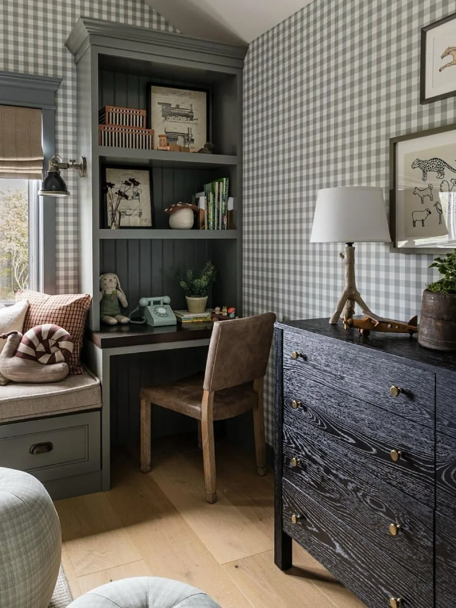 Interior kamar anak modern dengan elemen logam dan kayu.