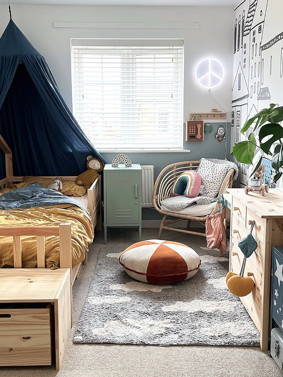 Kamar anak laki-laki serba biru dengan dekorasi sederhana.