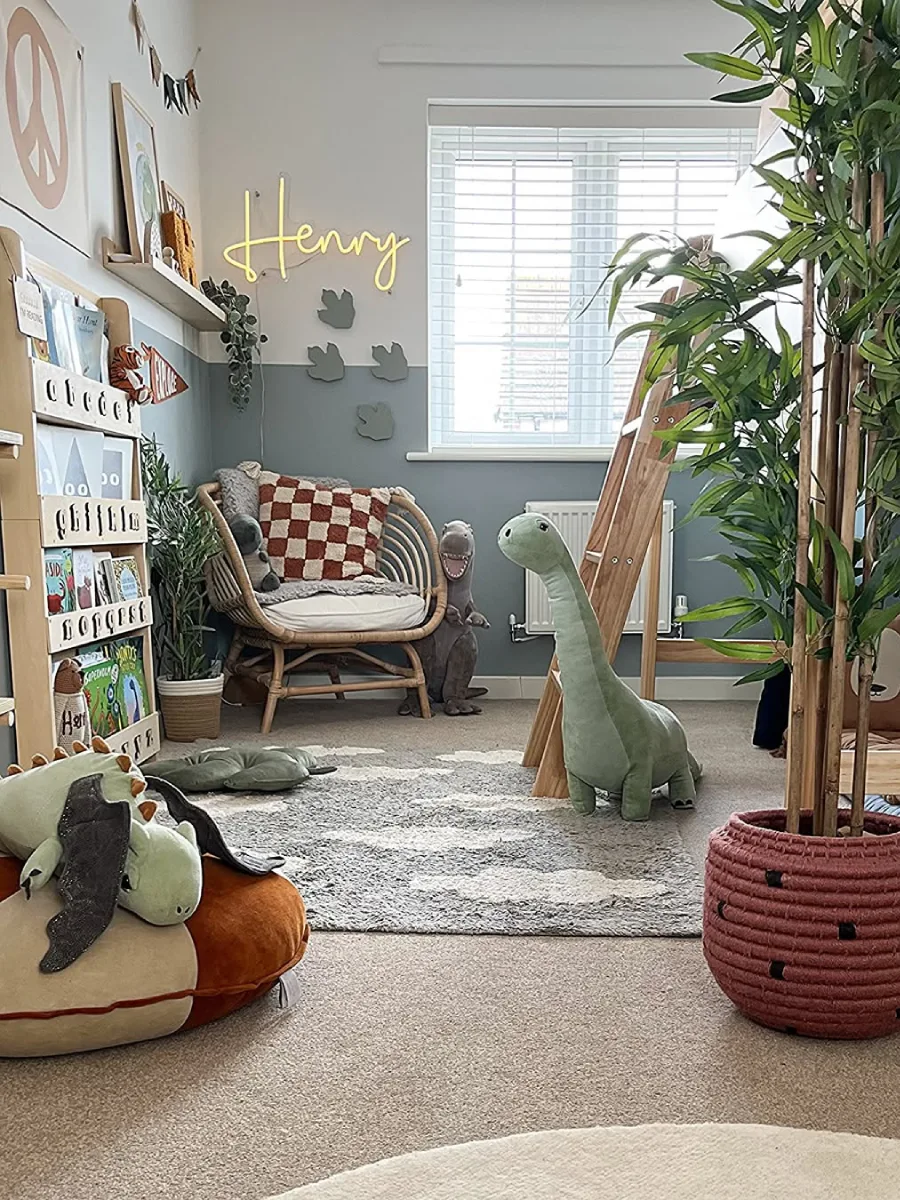 Desain interior kamar anak dengan palet warna biru navy dan putih.