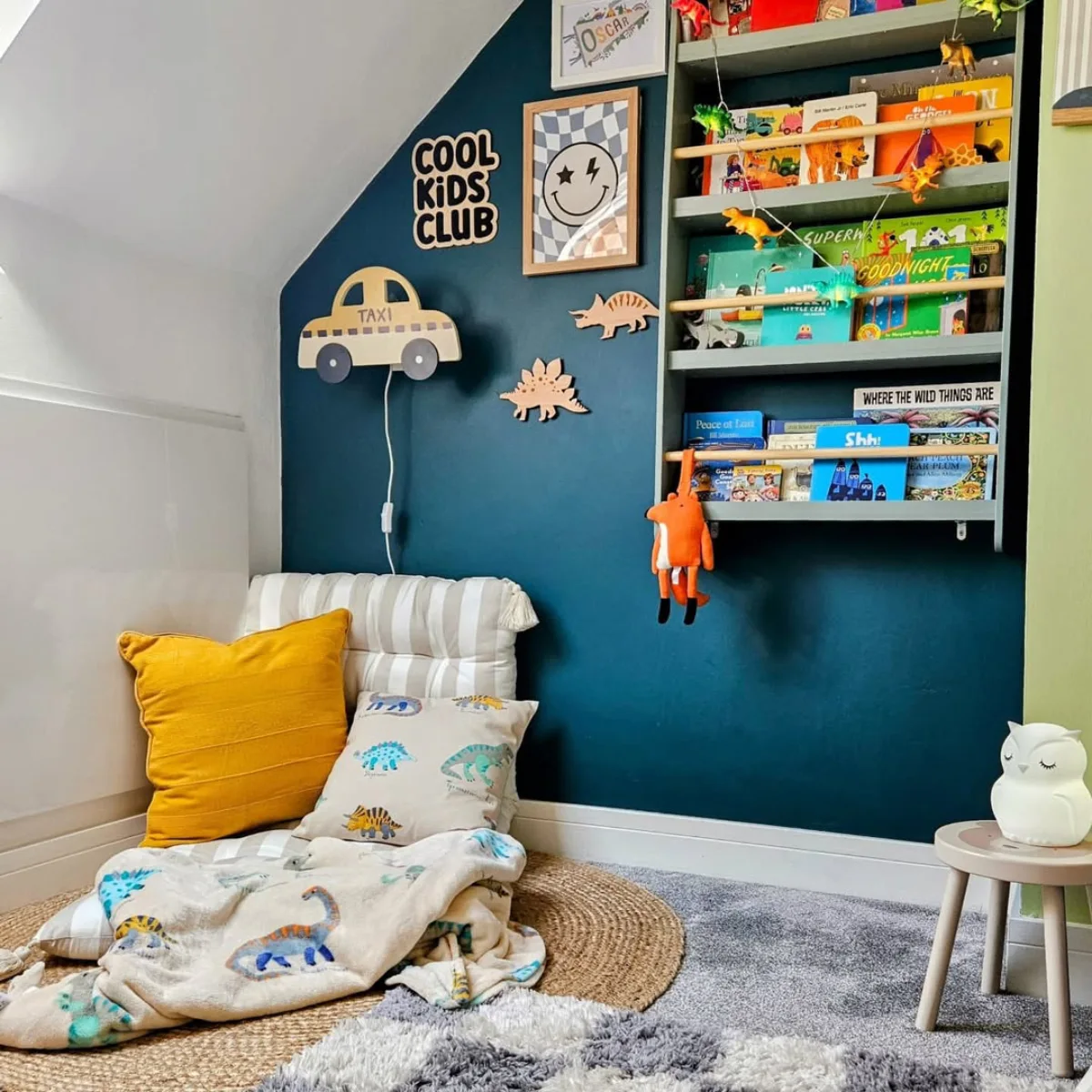 Desain minimalis dengan furnitur kayu muda dan dekorasi bersih.