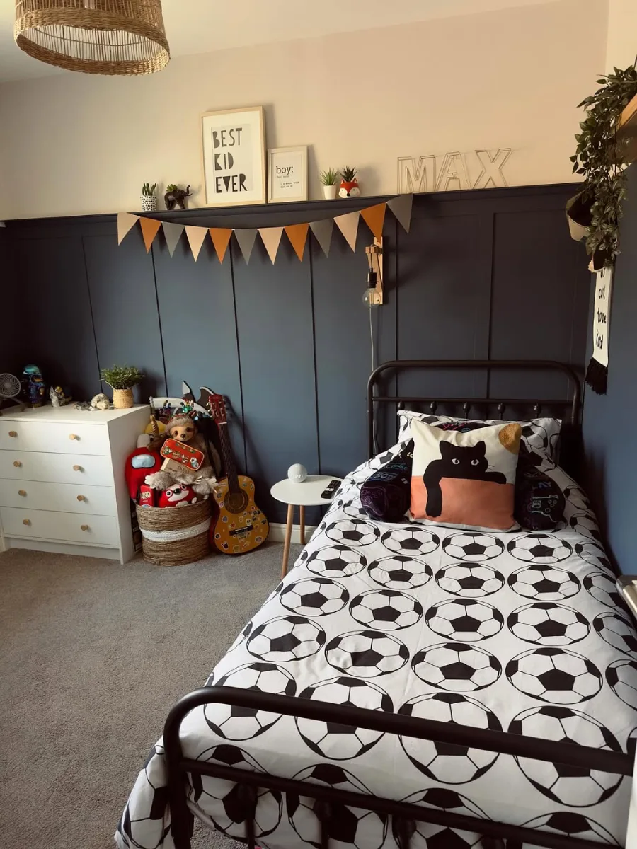 Kamar anak laki-laki dengan dinding aksen warna gelap yang menarik.