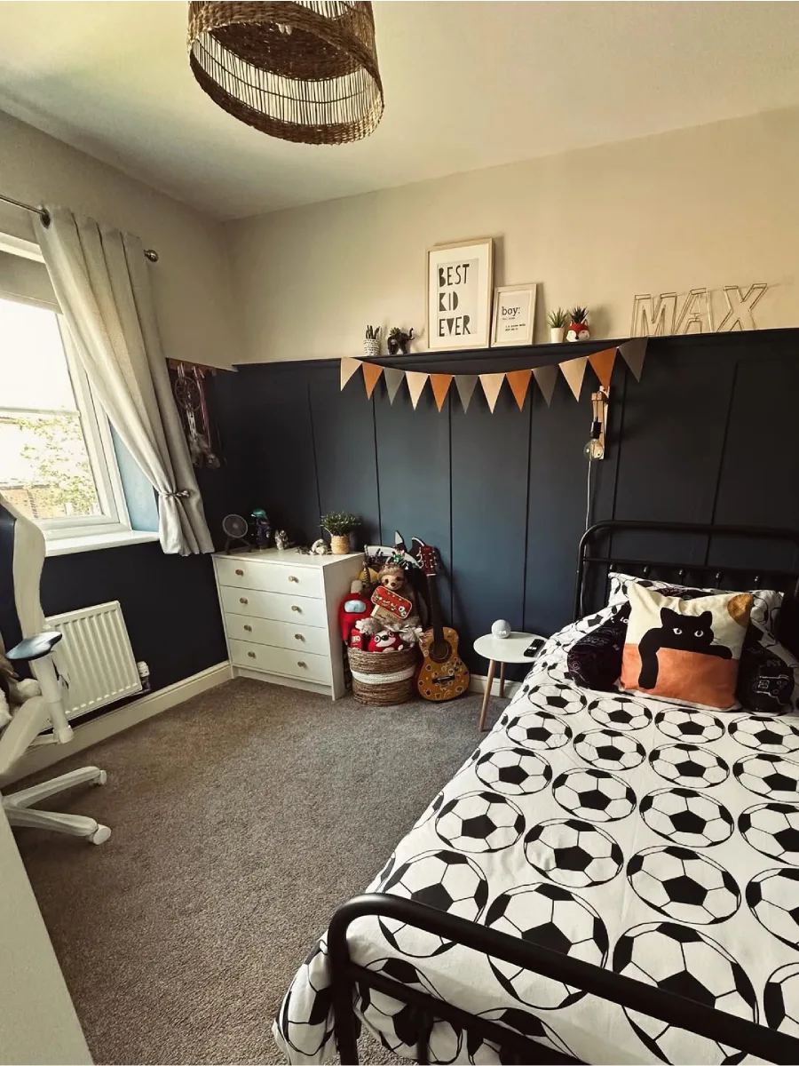 Kamar remaja laki-laki dengan nuansa maskulin dan gaya modern.