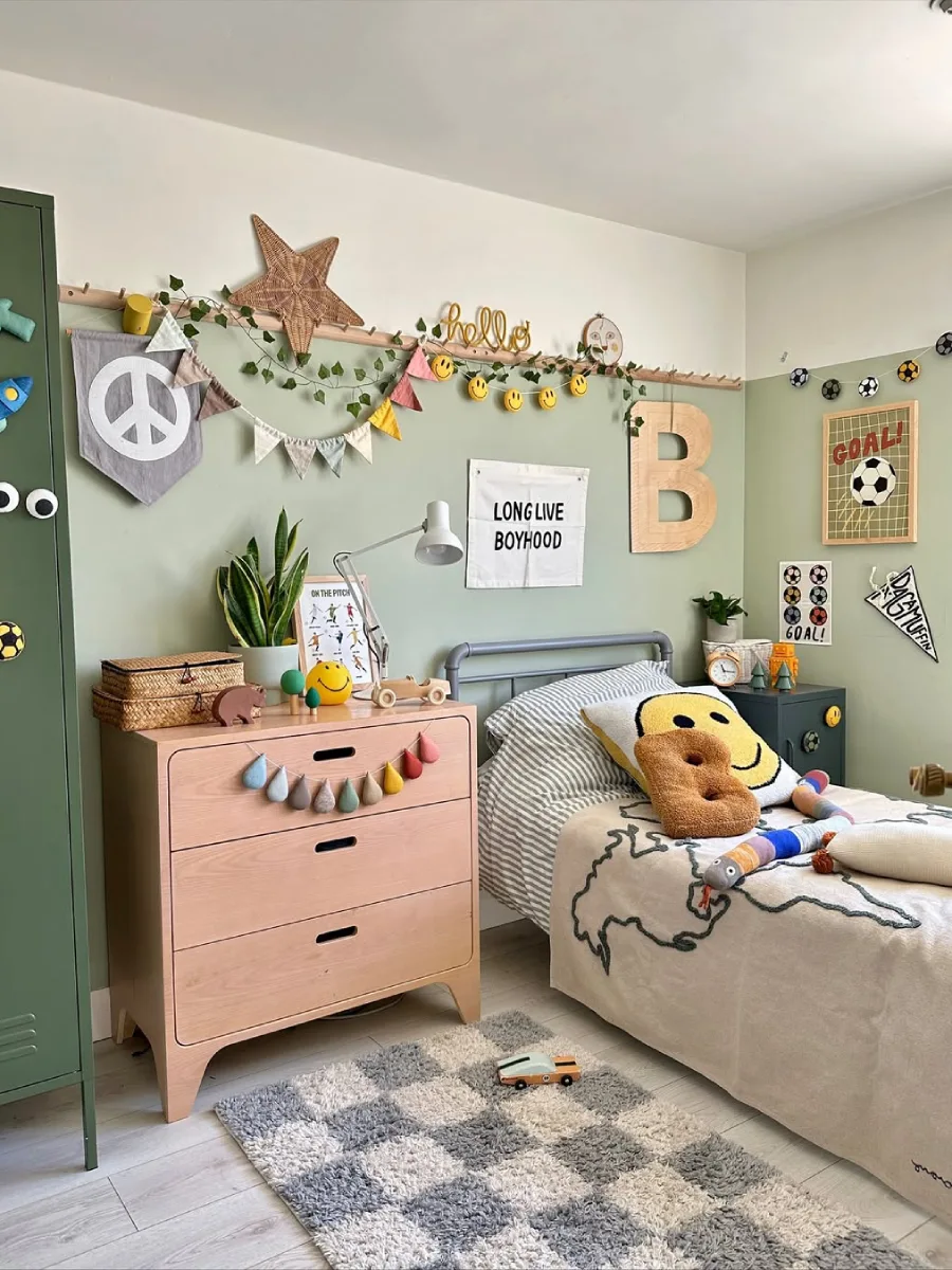 Dekorasi kamar anak bergaya sederhana dengan pencahayaan alami.