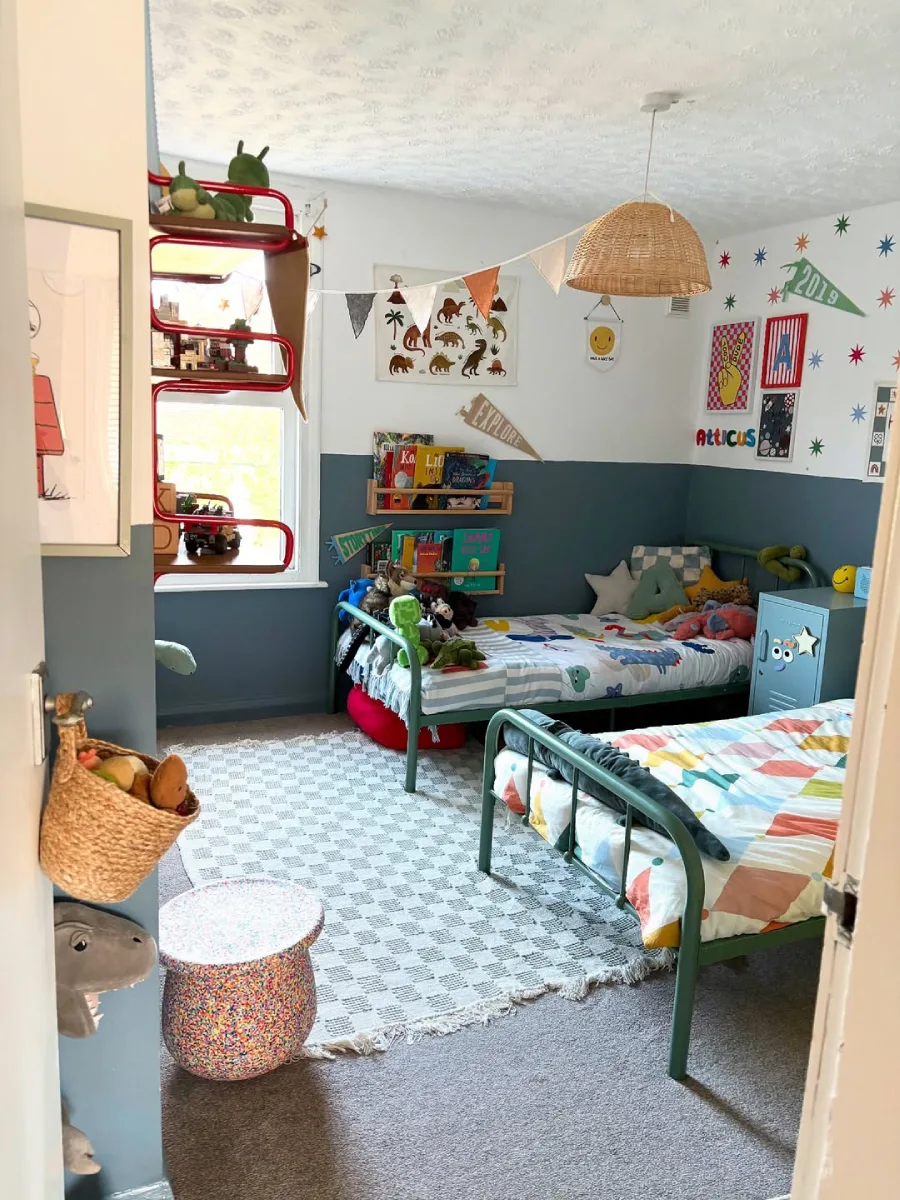 Kamar anak laki-laki bernuansa cerah dengan dekorasi warna-warni.