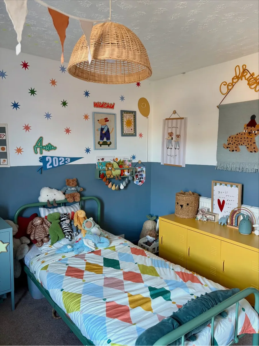 Interior kamar anak yang riang dengan kombinasi warna lembut dan ceria.