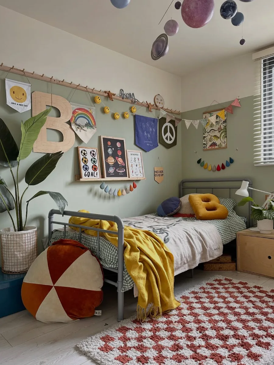 Detail interior kamar anak minimalis yang rapi dan fungsional.