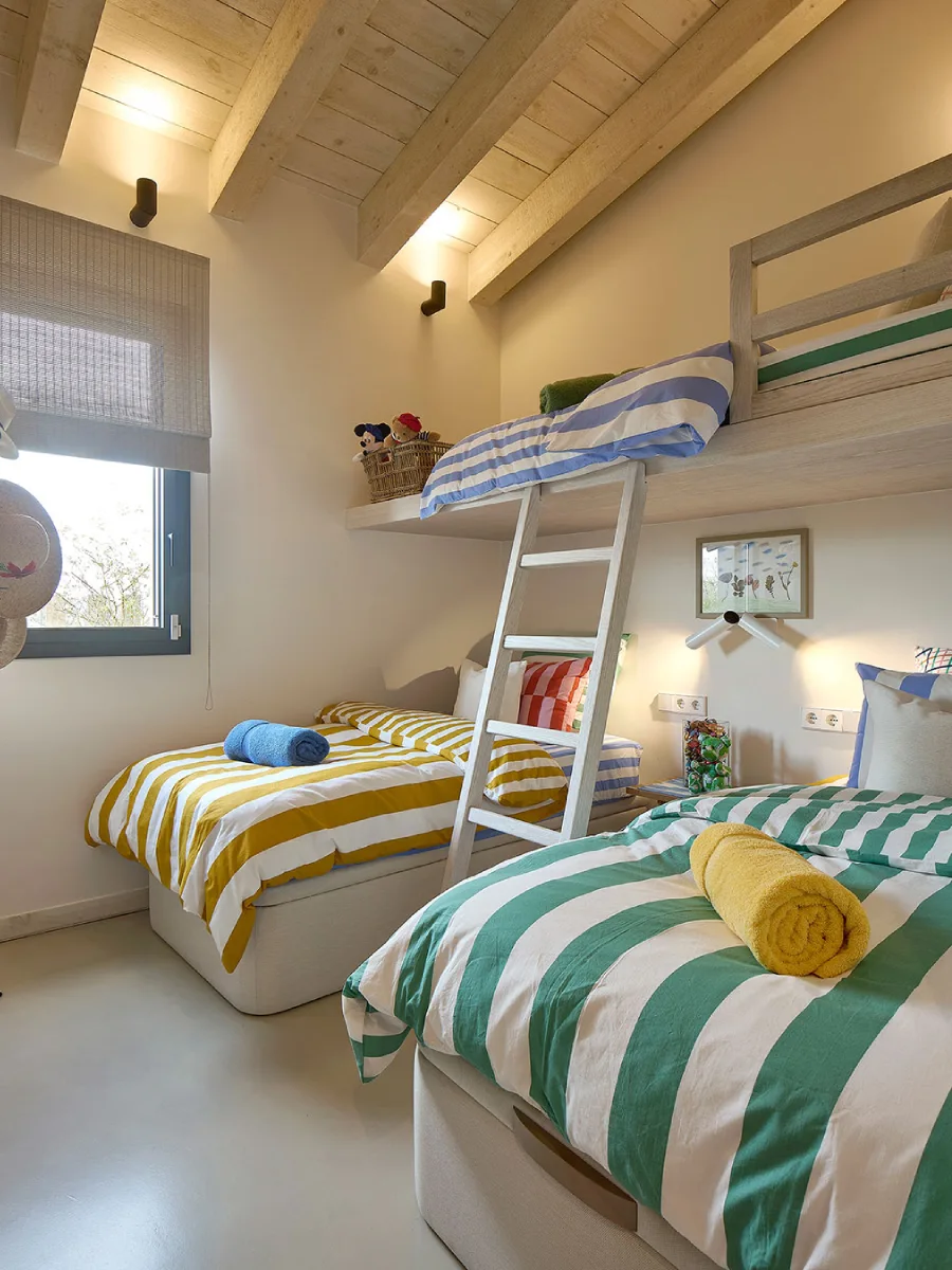 Kamar anak bertema laut dengan warna biru dan dekorasi nautikal.