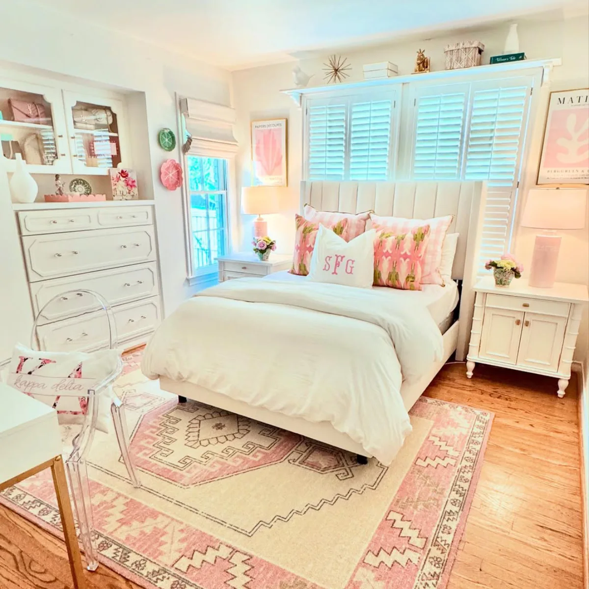 Kamar anak perempuan dengan nuansa pastel lembut dan perabot putih minimalis.