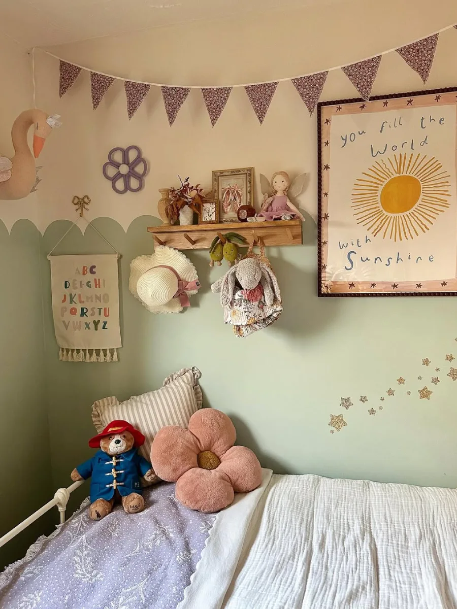 Kamar anak cerah dengan warna ungu pastel dan dekorasi boneka.