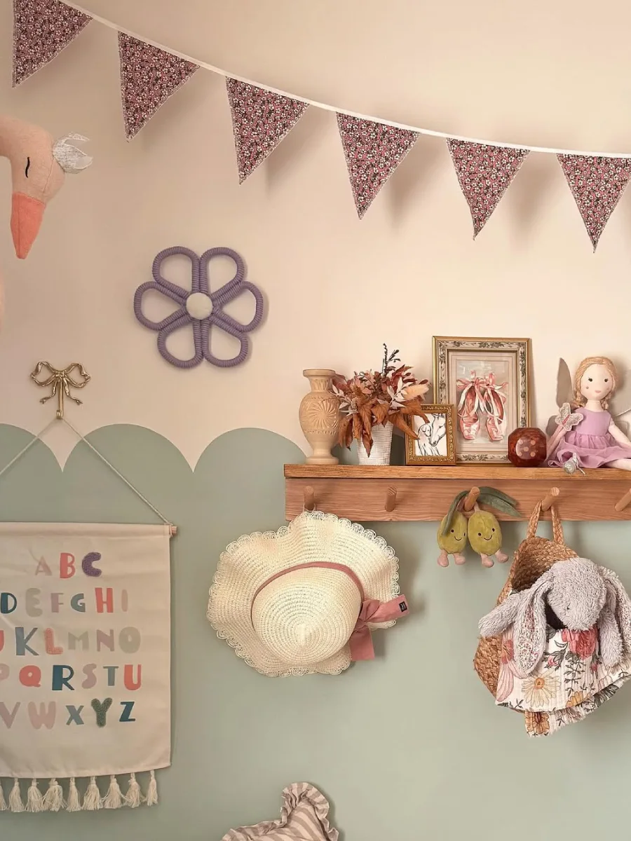 Area belajar anak perempuan dengan meja putih dan kursi pink.