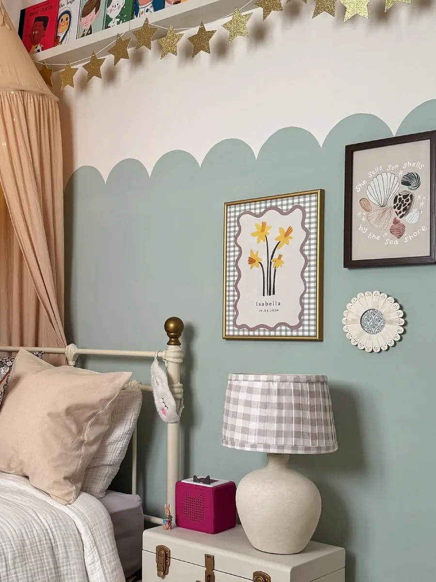 Kamar anak kembar bergaya princess dengan tirai lembut dan pencahayaan hangat.