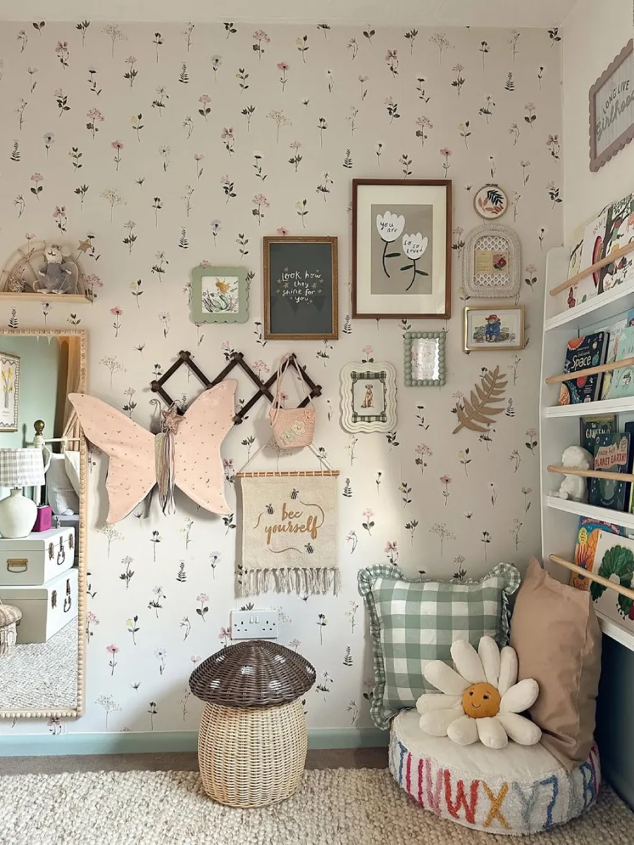 Kamar anak dengan tema bunga dan dekorasi rotan bergaya natural.