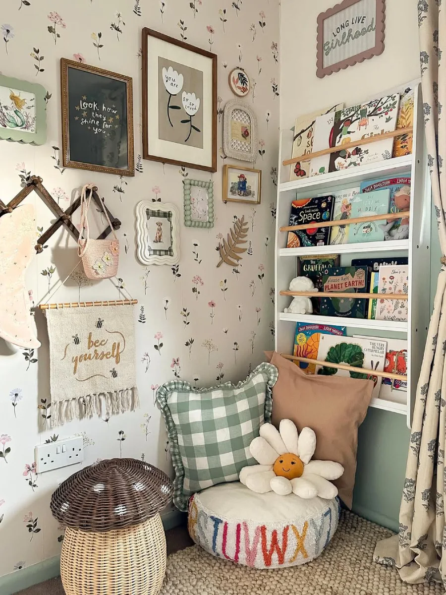 Kamar anak bernuansa hangat dengan tirai krem dan bantal bulat cantik.