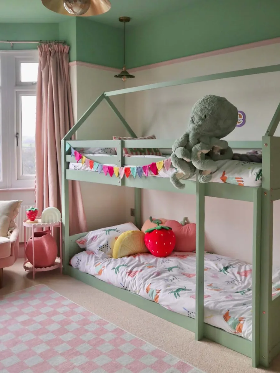 Kamar anak penuh warna dengan dekorasi polkadot hitam dan tanaman hias.