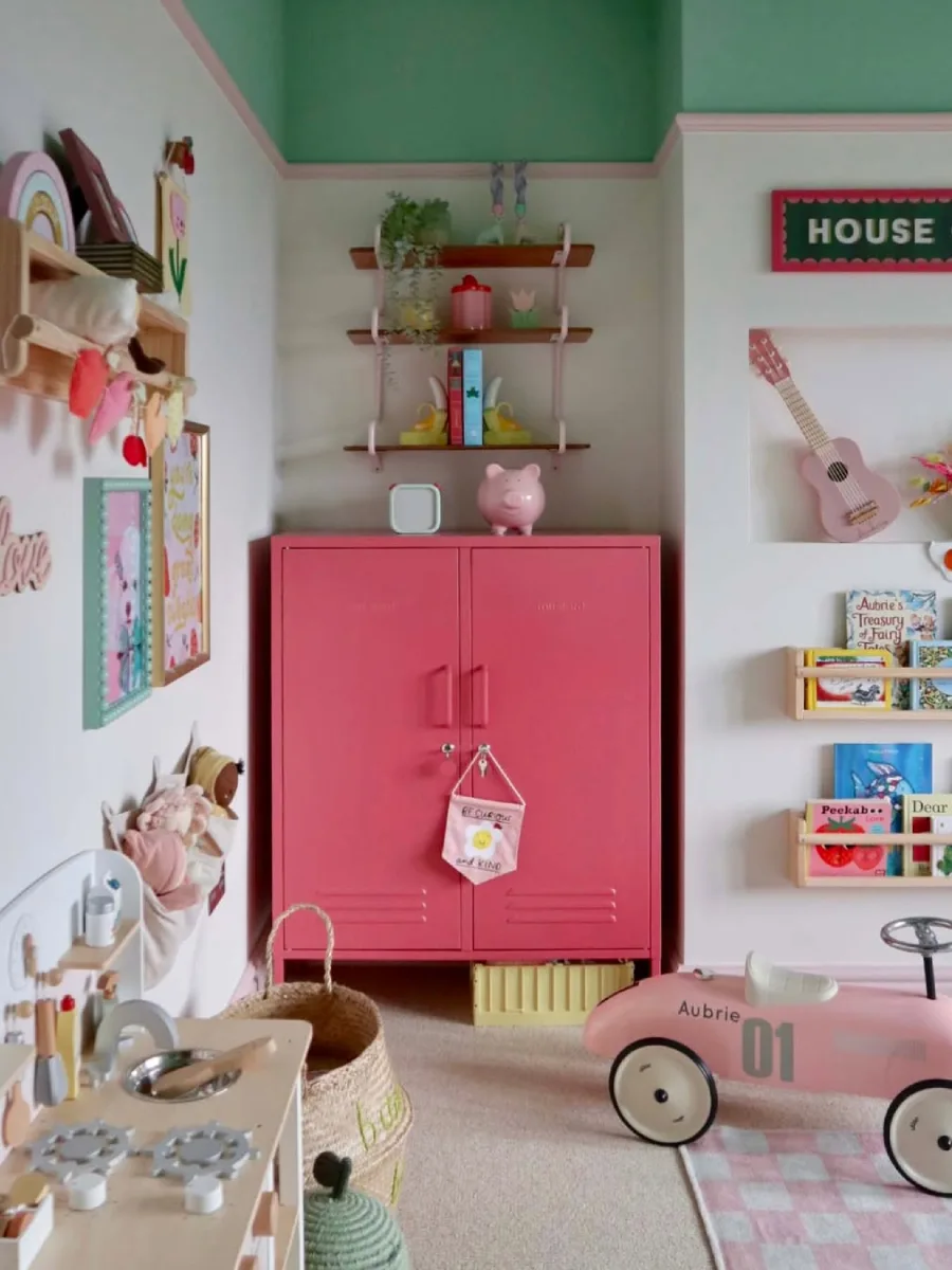 Kamar anak gaya natural dengan kursi rotan dan tanaman kering.