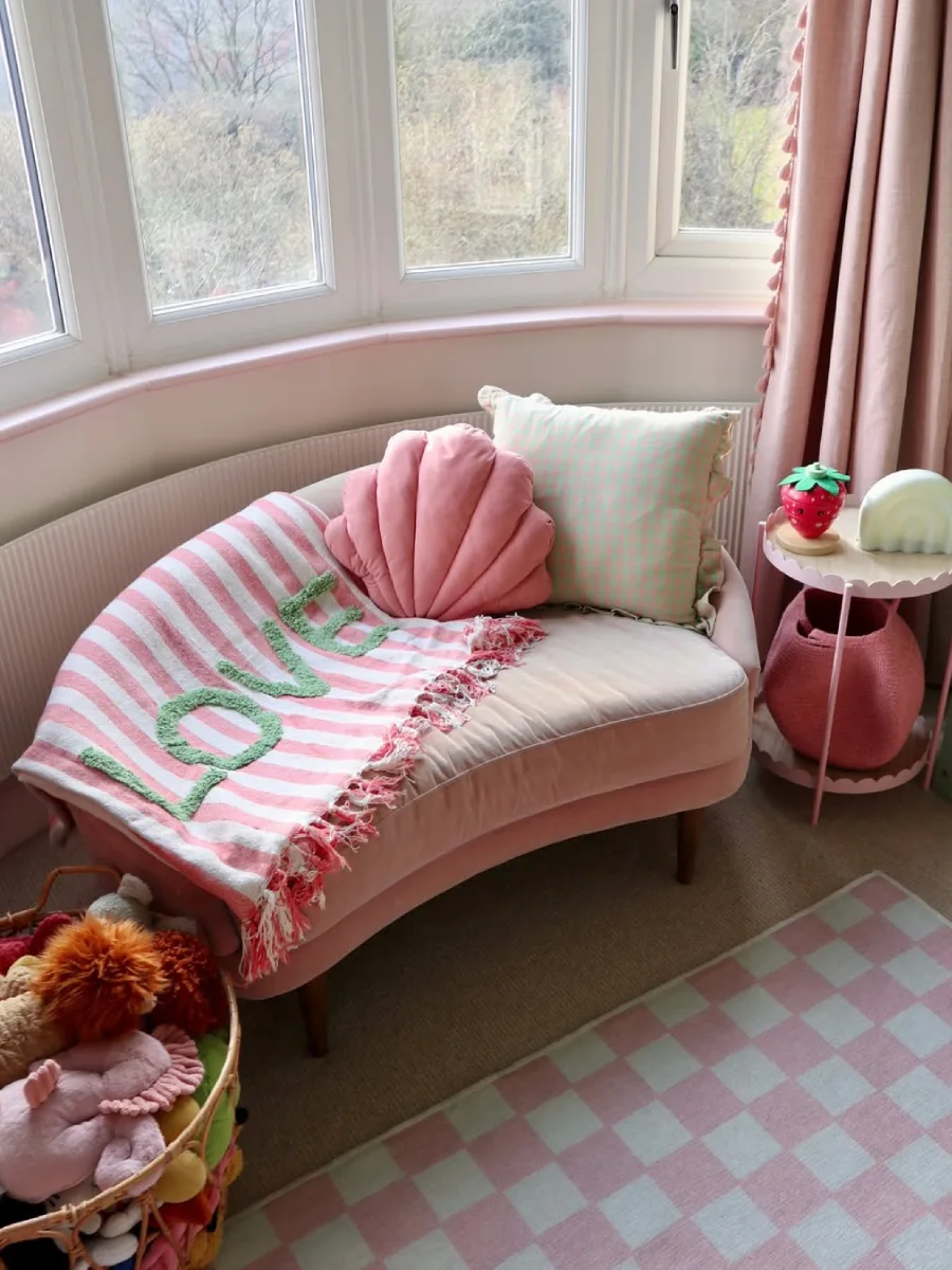 Kamar anak lembut dengan dekorasi dinding hijau muda dan pencahayaan hangat.