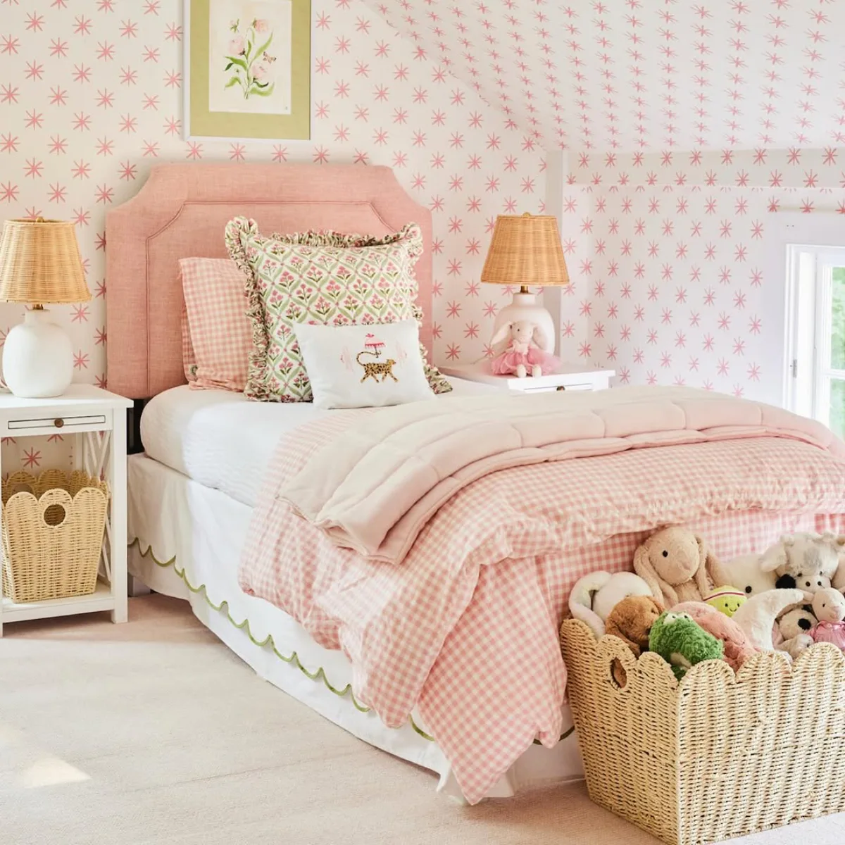 Tempat tidur anak bergaya klasik dengan dekorasi lembut dan pencahayaan alami.