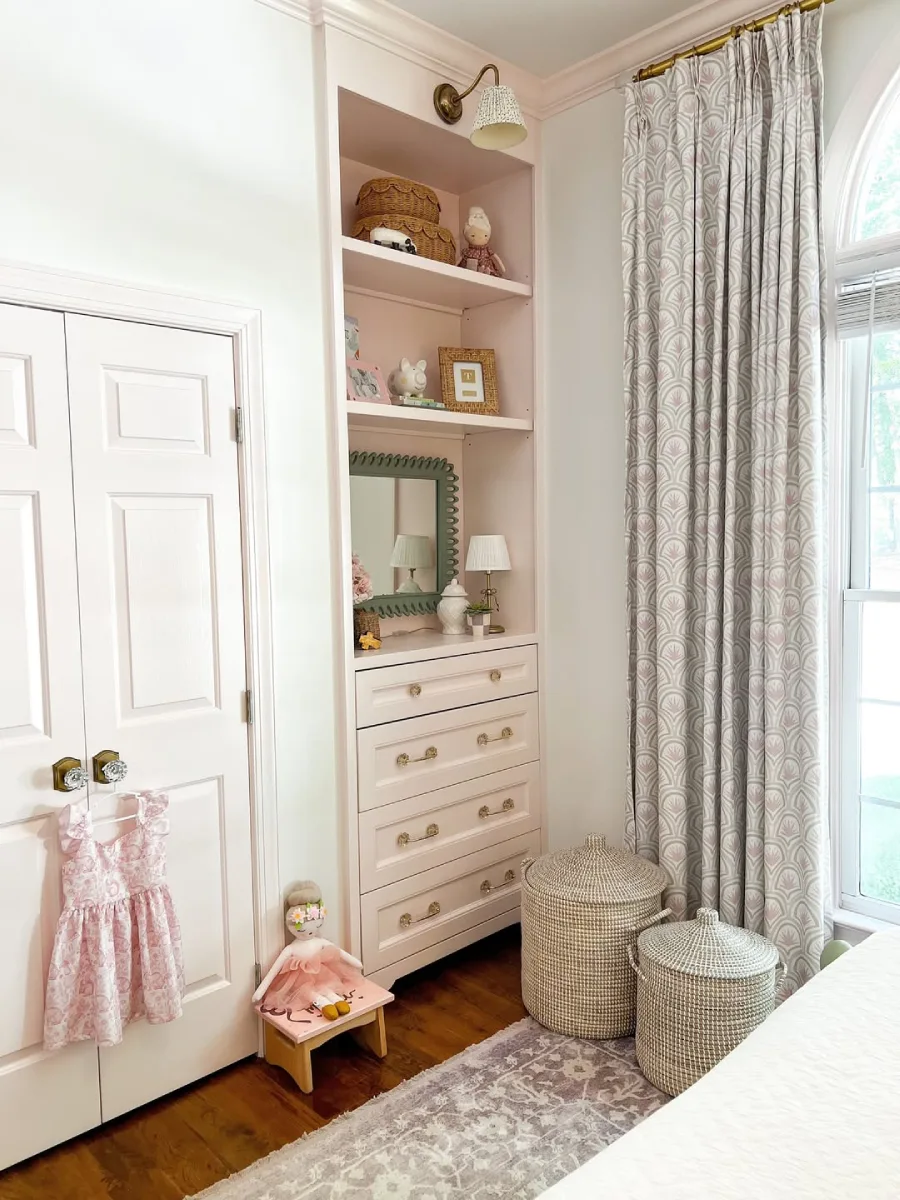 Kamar anak bergaya rustic dengan dekorasi dinding hijau pastel dan nuansa alami.