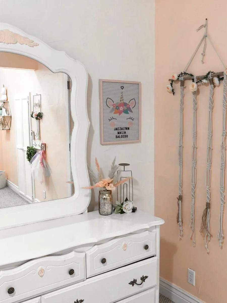 Kamar anak bernuansa hijau muda dengan lampu meja bermotif kotak.