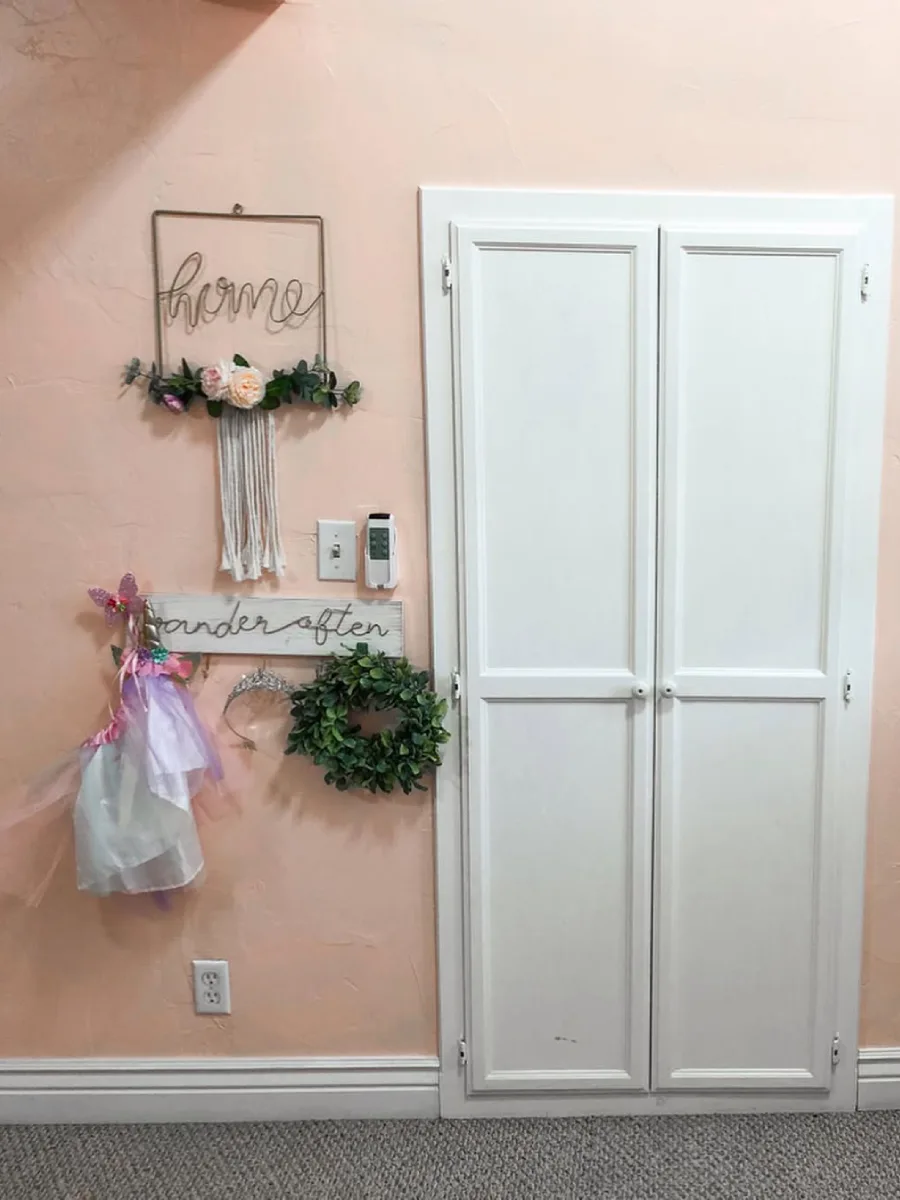 Area membaca anak bergaya vintage dengan bantal motif kotak dan dekorasi bunga.