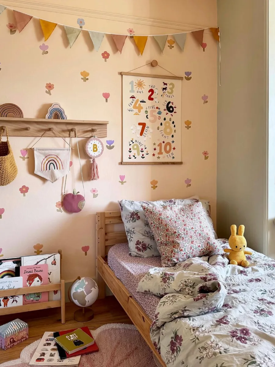 Kamar anak dengan tempat tidur susun hijau dan tema alam tropis.