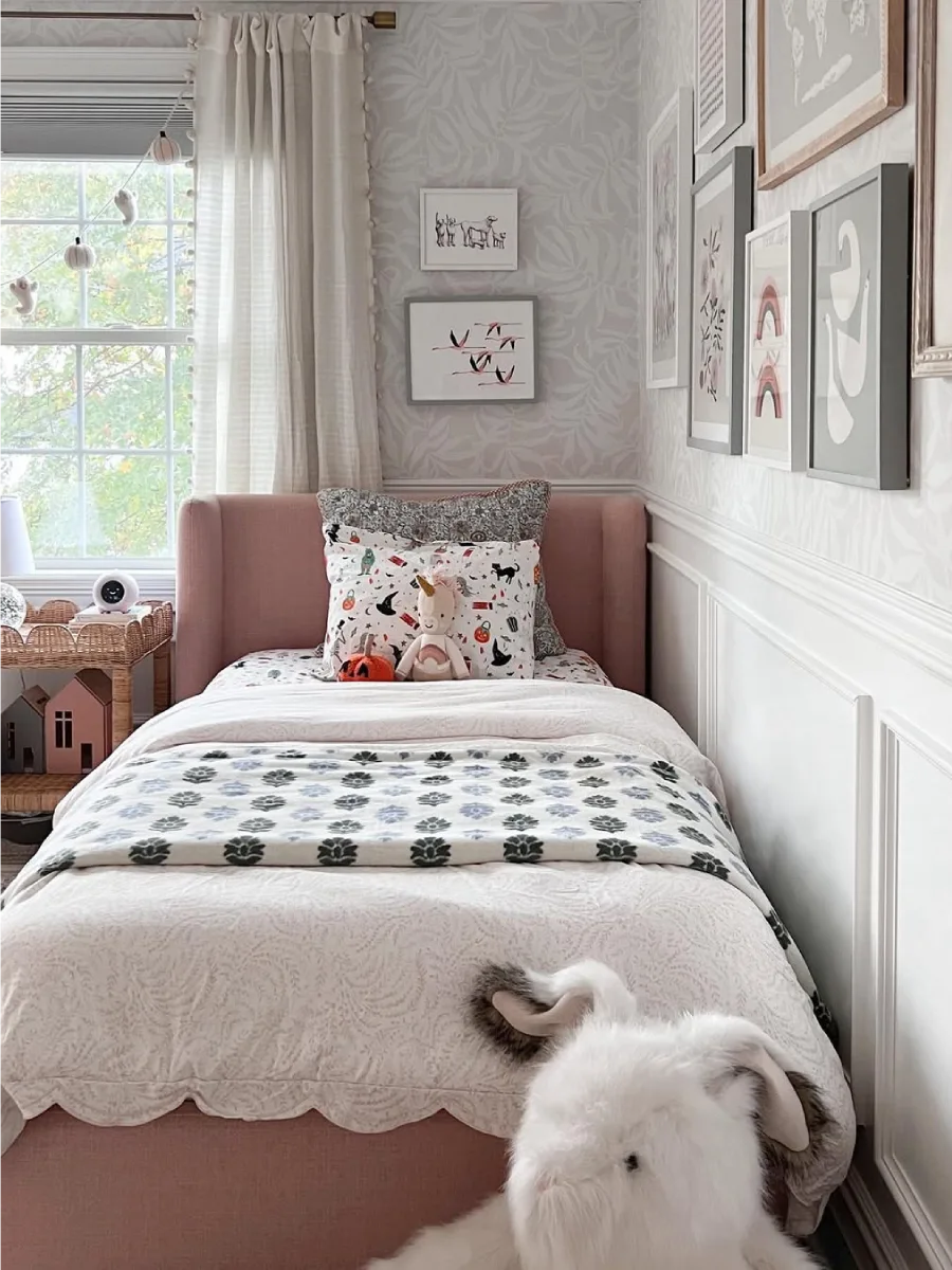 Ruang bermain anak dengan bean bag kuning dan dekorasi pelangi warna-warni.