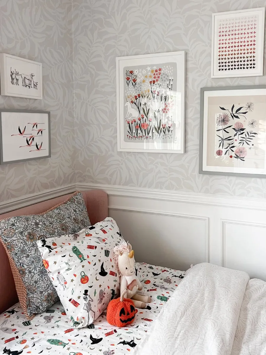 Kamar anak dengan tempat tidur busur pink lembut dan dekorasi feminin.