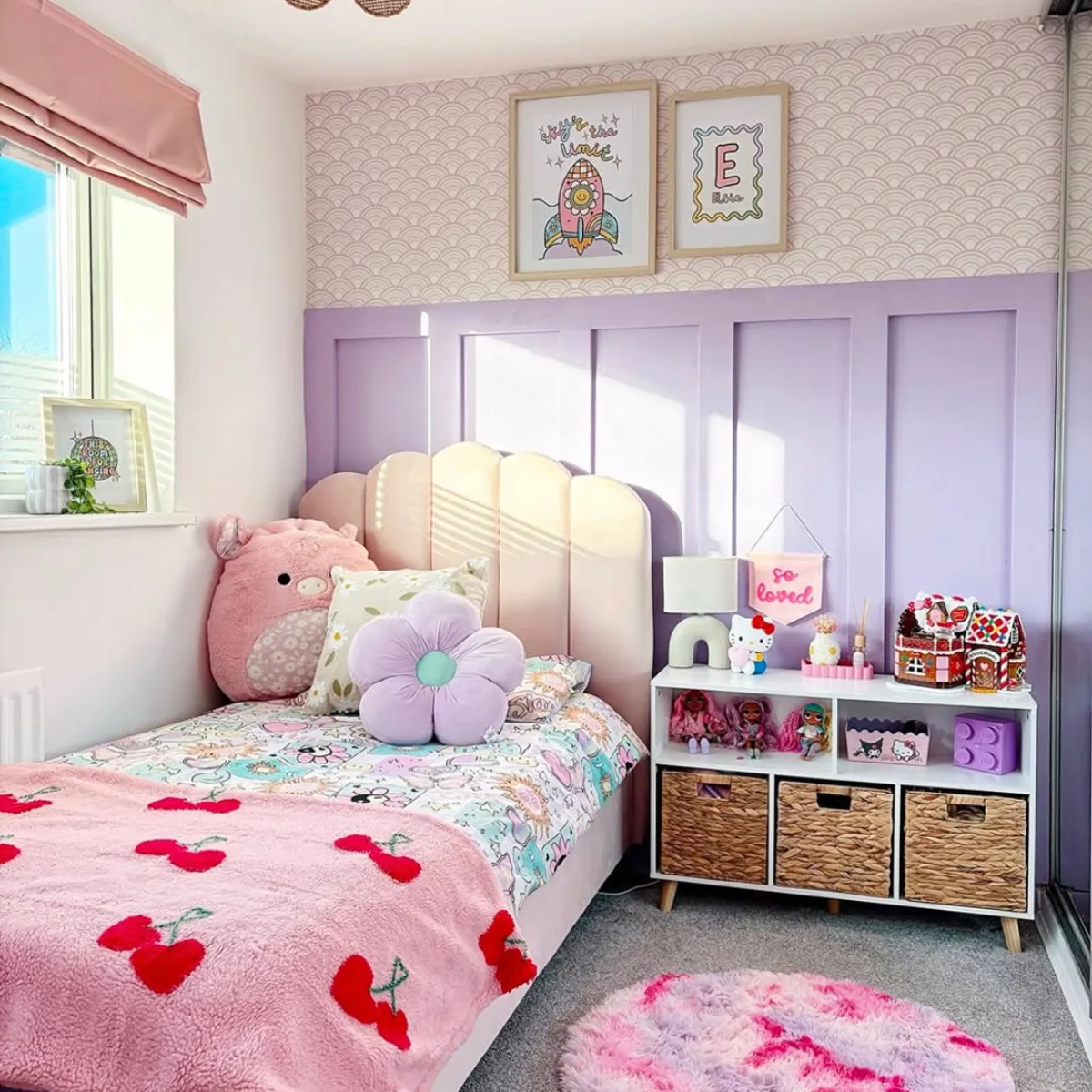 Dinding mural pelangi pastel di kamar anak yang ceria dan estetik.