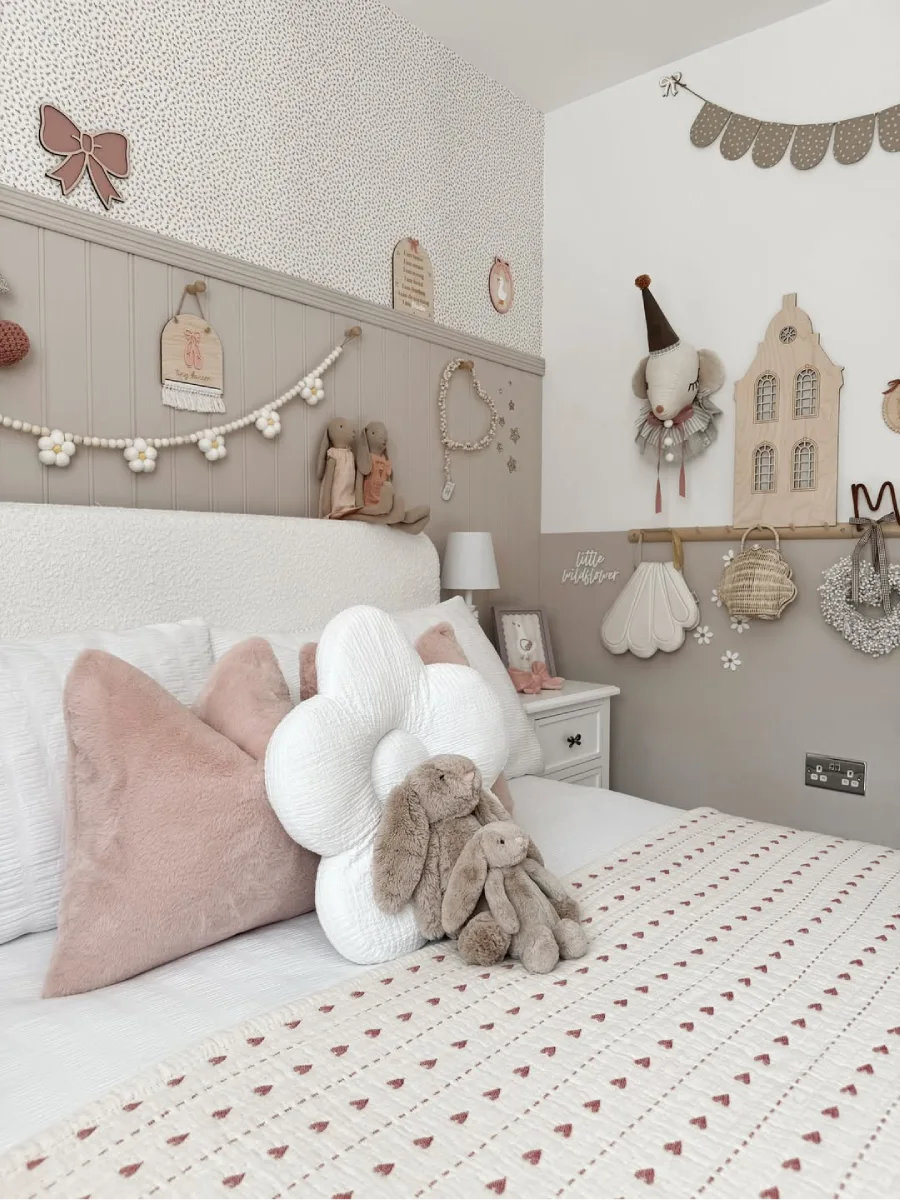 Area kamar anak penuh dekorasi dinding edukatif dan karya seni.