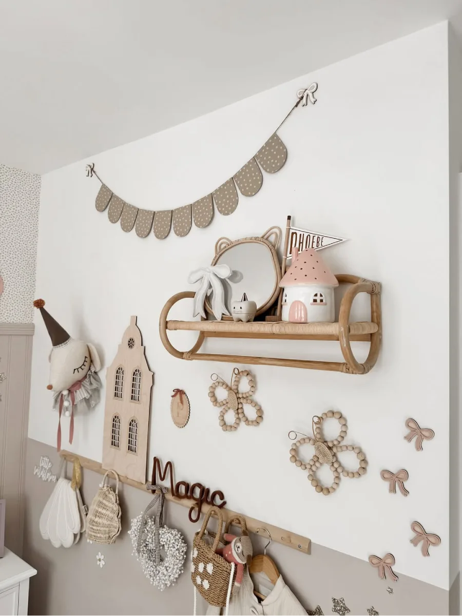 Kamar anak bernuansa pastel dengan tempat tidur hijau dan boneka lucu.