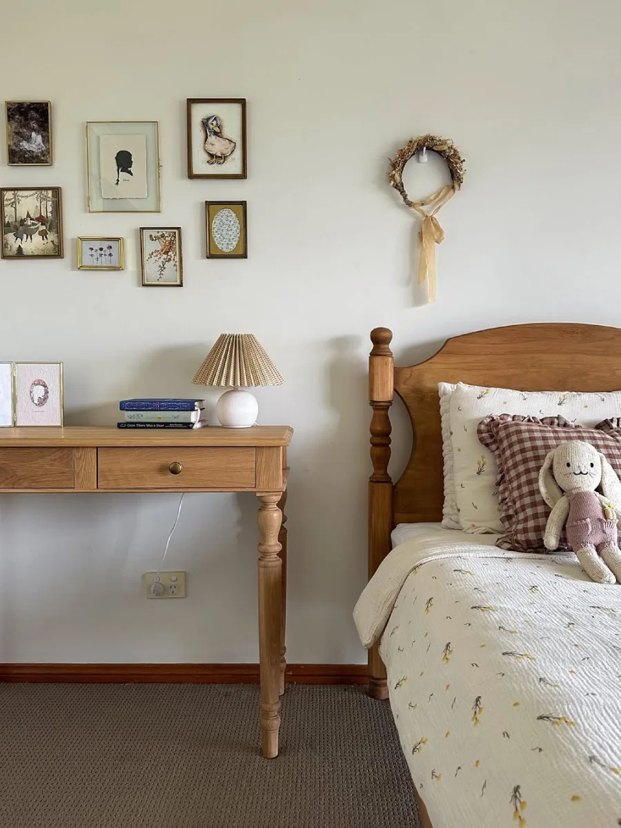 Kamar anak klasik dengan meja kayu dan dinding warna hangat netral.