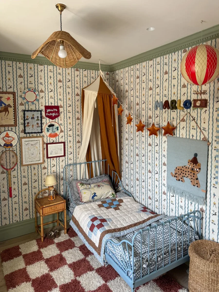 Kamar anak bergaya petualangan dengan dekorasi balon udara dan wallpaper klasik.