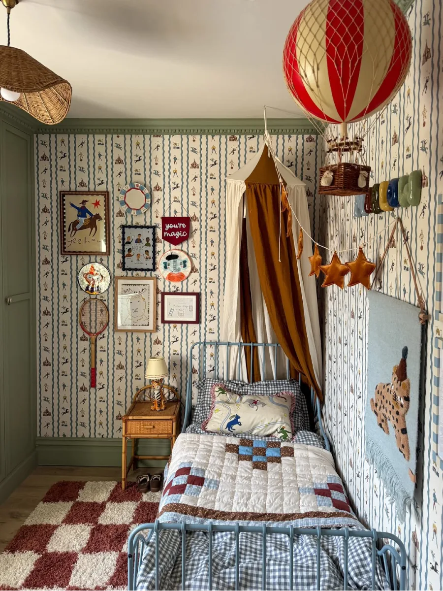 Kamar anak bertema dunia petualangan dengan wallpaper motif hewan.