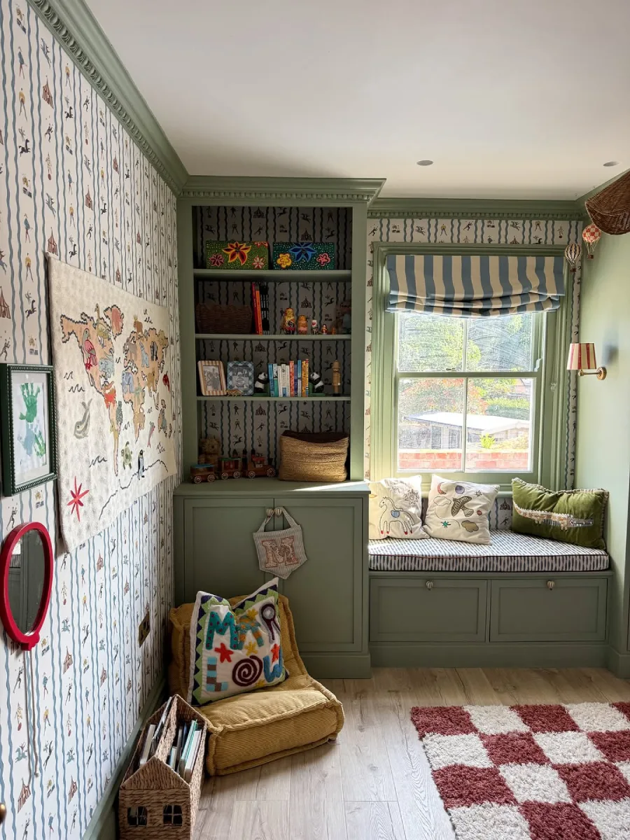 Area baca anak bergaya klasik dengan rak buku kayu dan jendela besar.