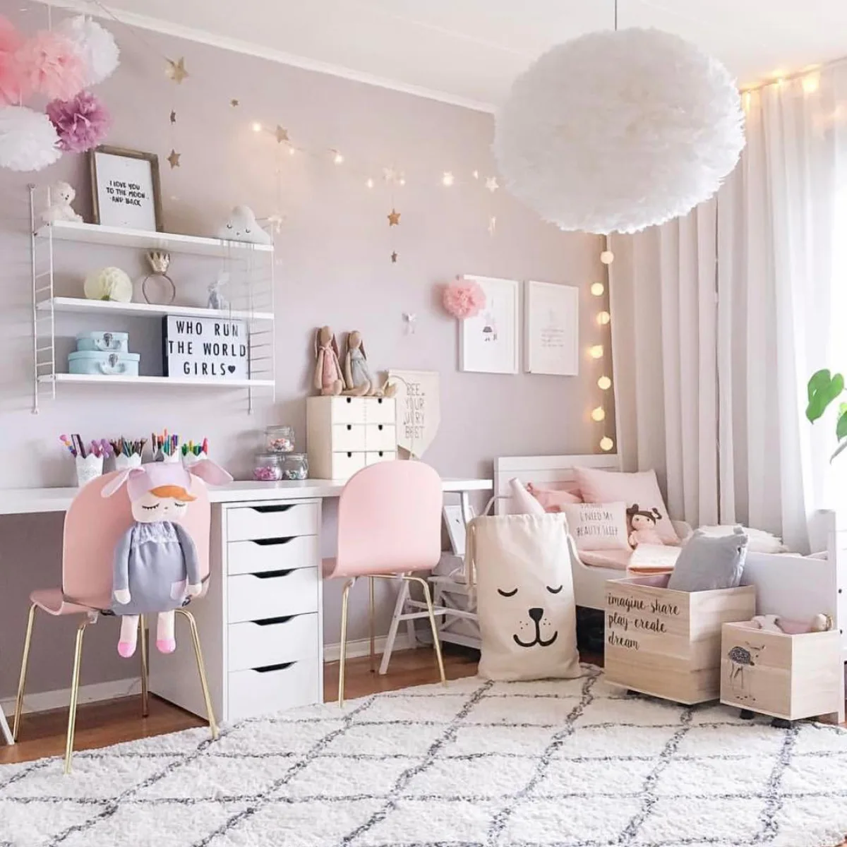 Kamar anak dengan dekorasi pelangi dan warna lembut yang menenangkan.