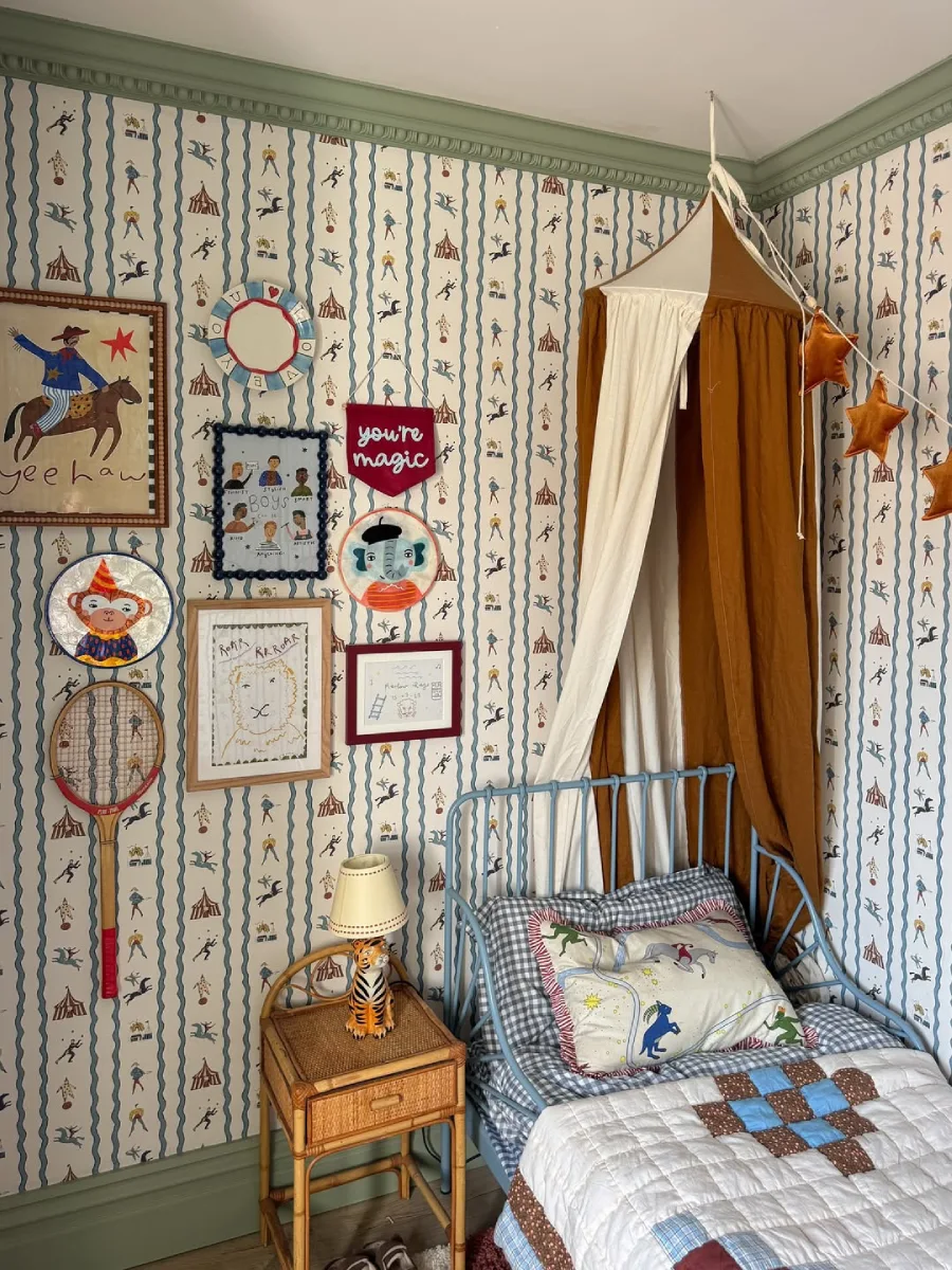 Kamar anak dengan dinding bergaya klasik dan nuansa hijau army.